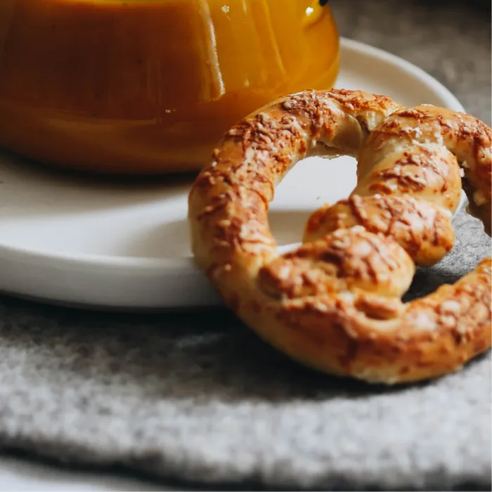 BRETZEL TOMATES CONFITES & FROMAGE